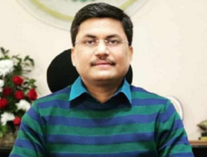 एक यूजर का कमेंट 4 नंबर से चुक गया किया करू? IAS ने जवाब दिया में खुद 10 बार हुआ लेकिन..