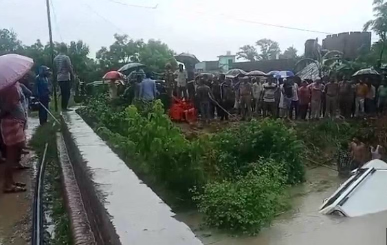 यूपी गोंडा में श्रद्धालुओं से भरी बोलेरो नहर में गिरी