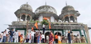 फतेहपुर में धार्मिक स्थल को लेकर बवाल: मकबरे पर कब्ज़ा, मजारों में तोड़फोड़, पथराव और तनाव; 10 नामजद समेत 160 पर केस